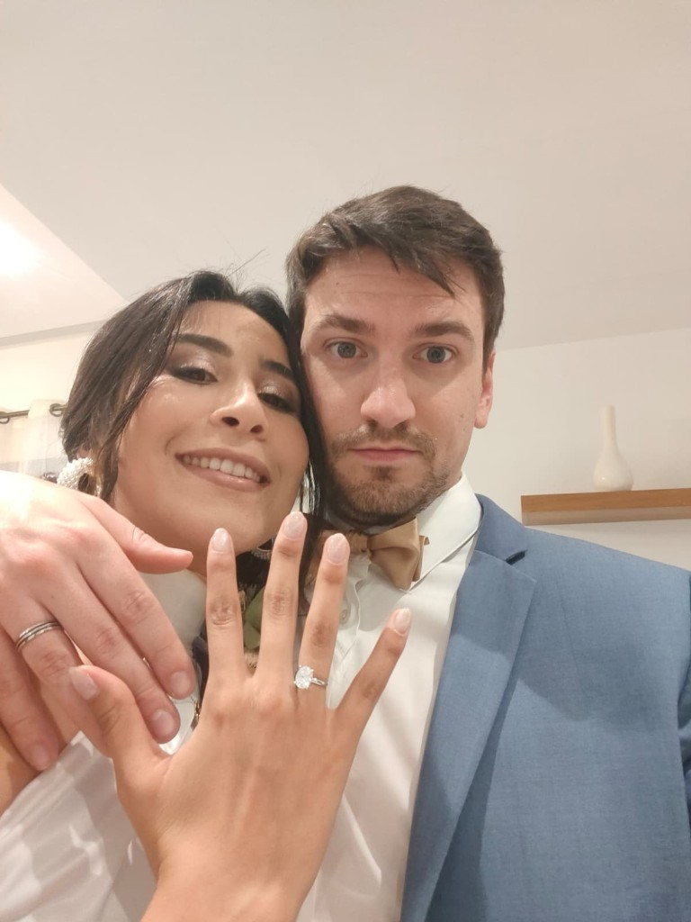 Rihab montrant sa bague de fiançailles
